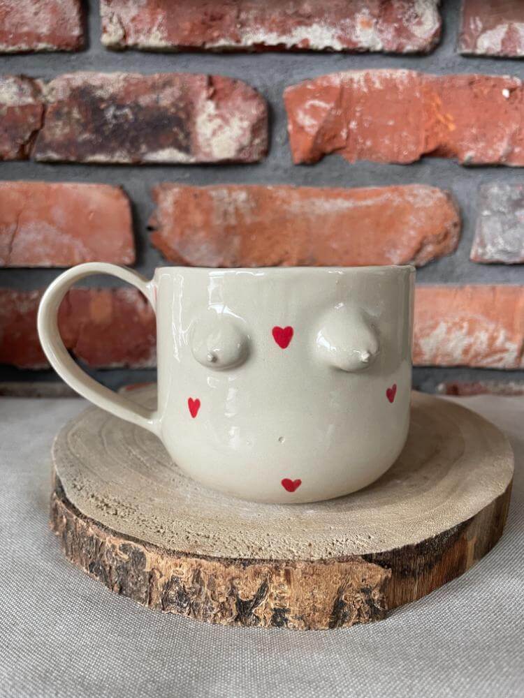 Ciałopozytywny kubek z piersiami, kubek z cyckami handmade, ceramika ciałopozytywna, kubek w serduszka
