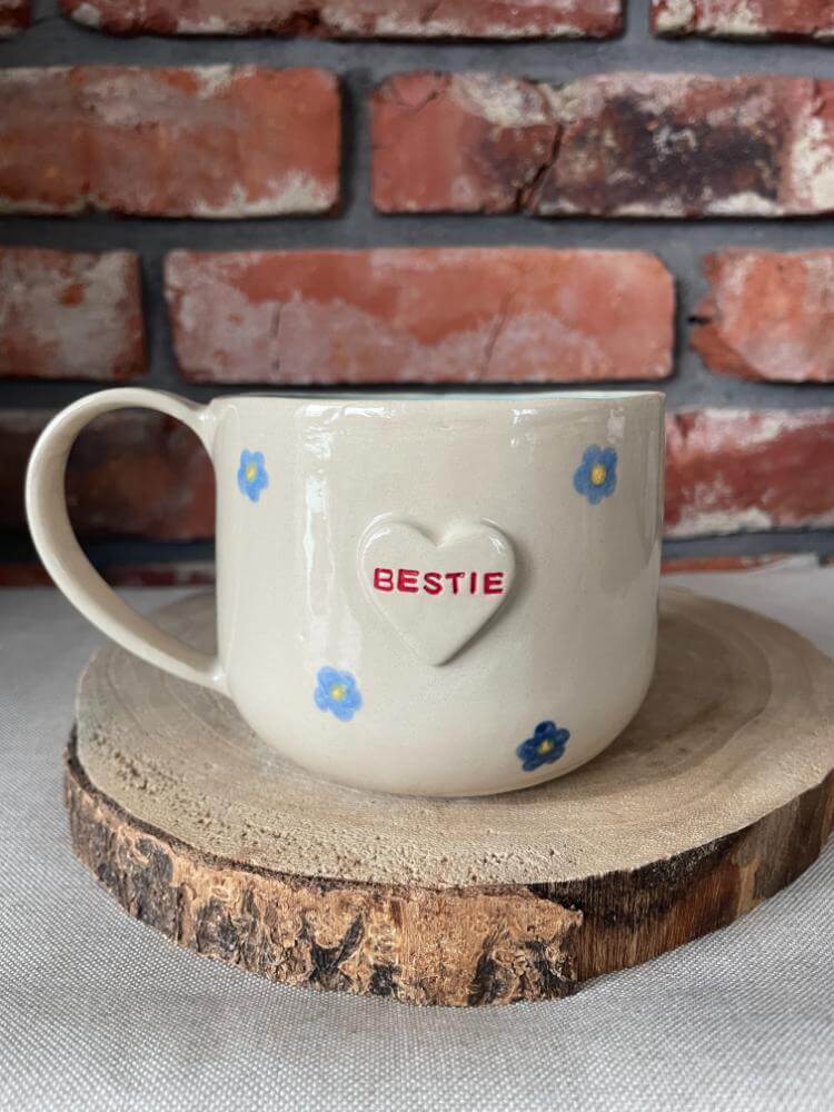 Ręcznie robiony roślinny kubek ceramiczny w kwiatki bestie, kubek dla przyjaciółki, kubek z roślinami, ceramika inspirowana naturą handmade