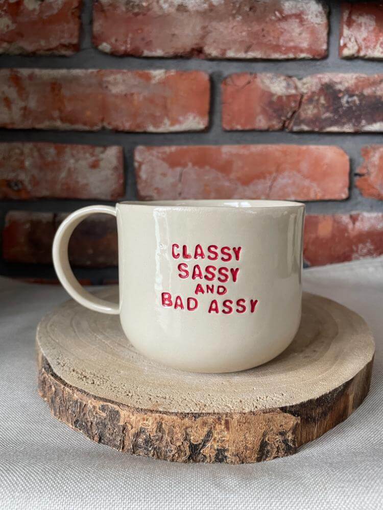 Ręcznie robiony kubek ceramiczny z napisem classy sassy and bad assy, kubek handmade dla przyjaciółki, kubek z zabawnym napisem